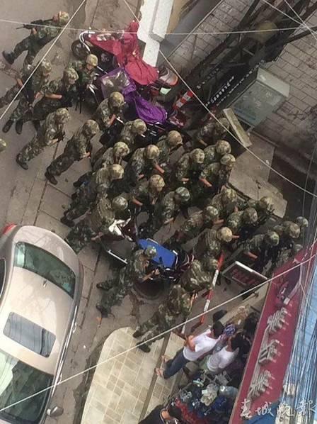 昆明：兩夥人提刀持槍追逐火拼 大批武警出動