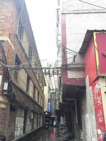 昆明：兩夥人提刀持槍追逐火拼 大批武警出動