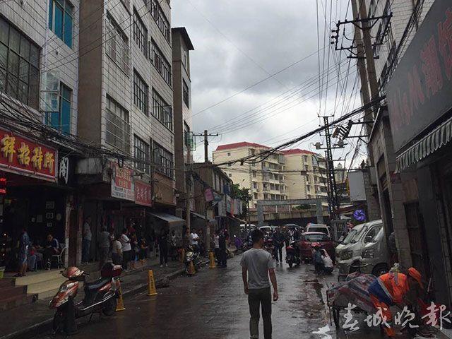 昆明：兩夥人提刀持槍追逐火拼 大批武警出動