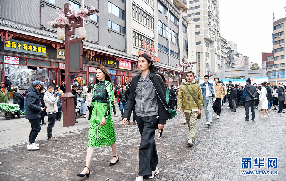 二月二 武汉汉正街350年保寿硚上演时尚服装秀