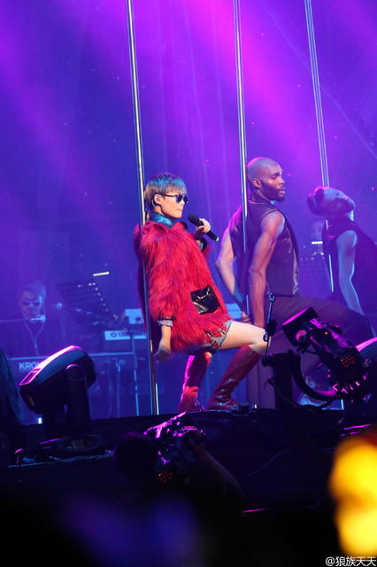 一脸禁欲地跳钢管舞 除了李宇春没有别人了_娱乐_腾讯网