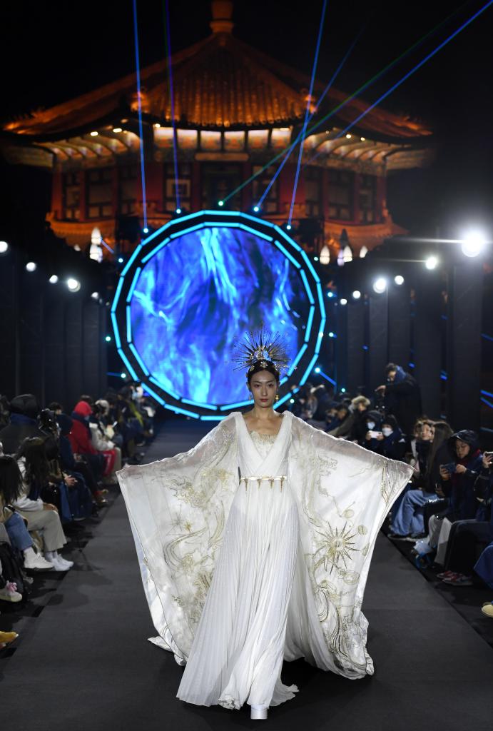 青岛：回澜阁前展华服_fororder_3