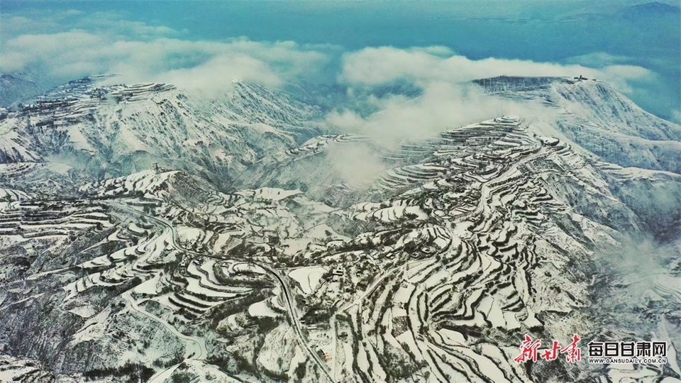 【輪播圖】臨夏永靖：春雪潤山鄉 梯田景如畫_fororder_1