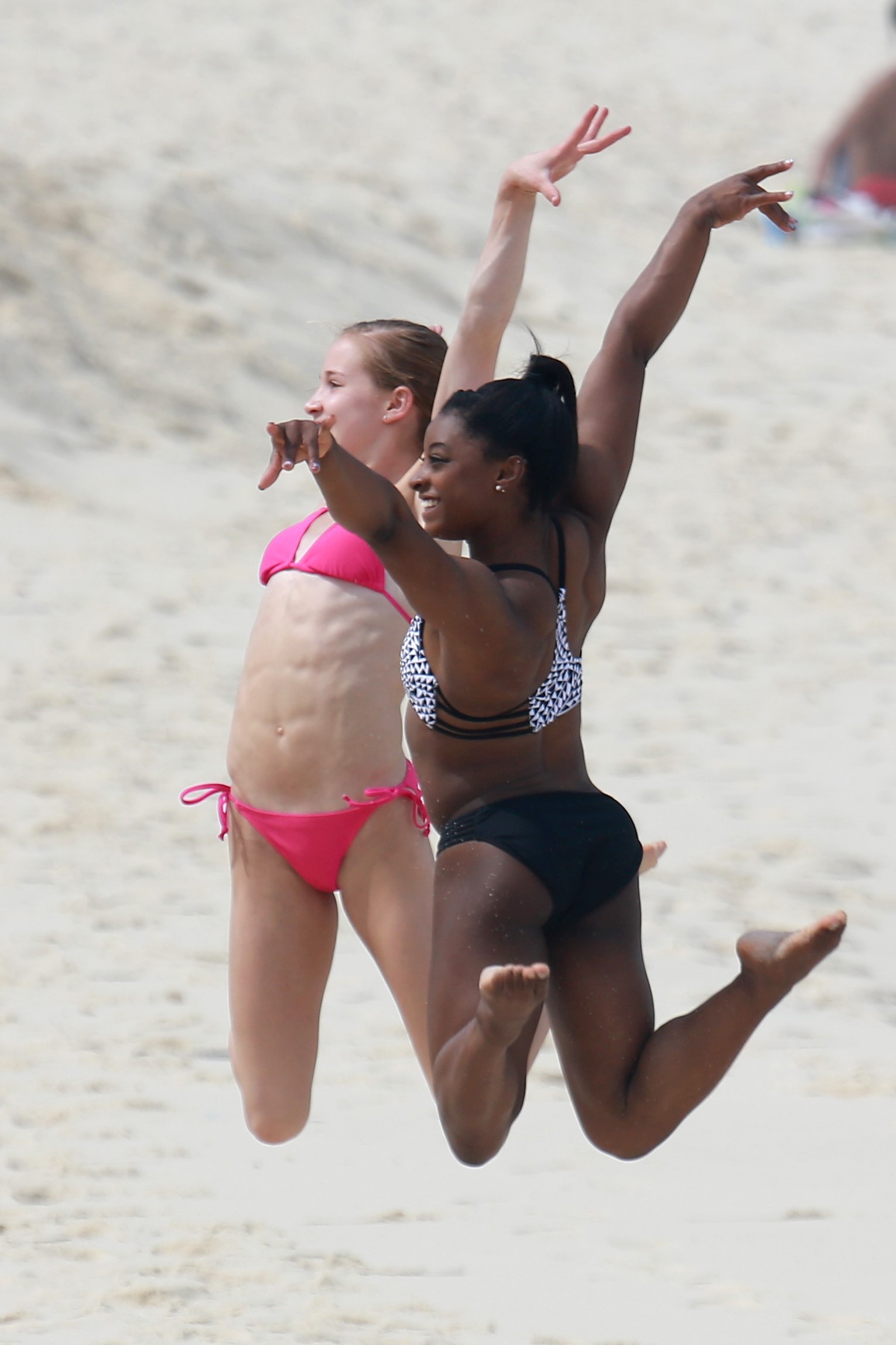 体操女王拜尔斯逛里约沙滩 纵身一跃太奔放