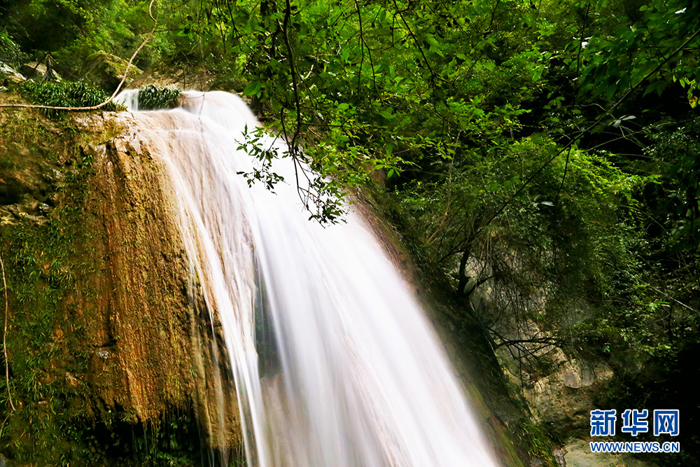陕西石泉雁山瀑布：美景如画 叹为观止