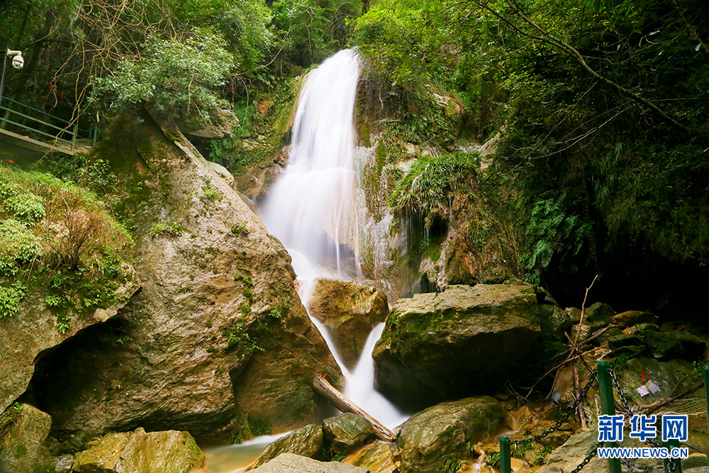 陕西石泉雁山瀑布：美景如画 叹为观止