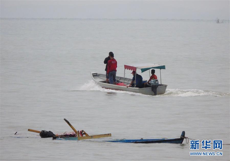 印尼西部一船只倾覆致10人死亡