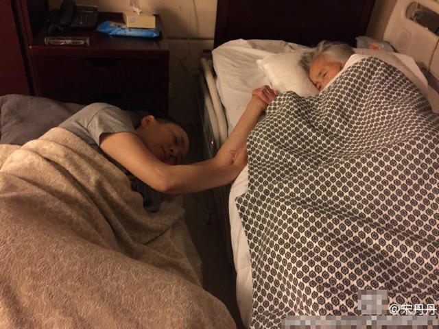 宋丹丹与生命垂危母亲四手紧握 画面让人动容_娱乐_腾讯网