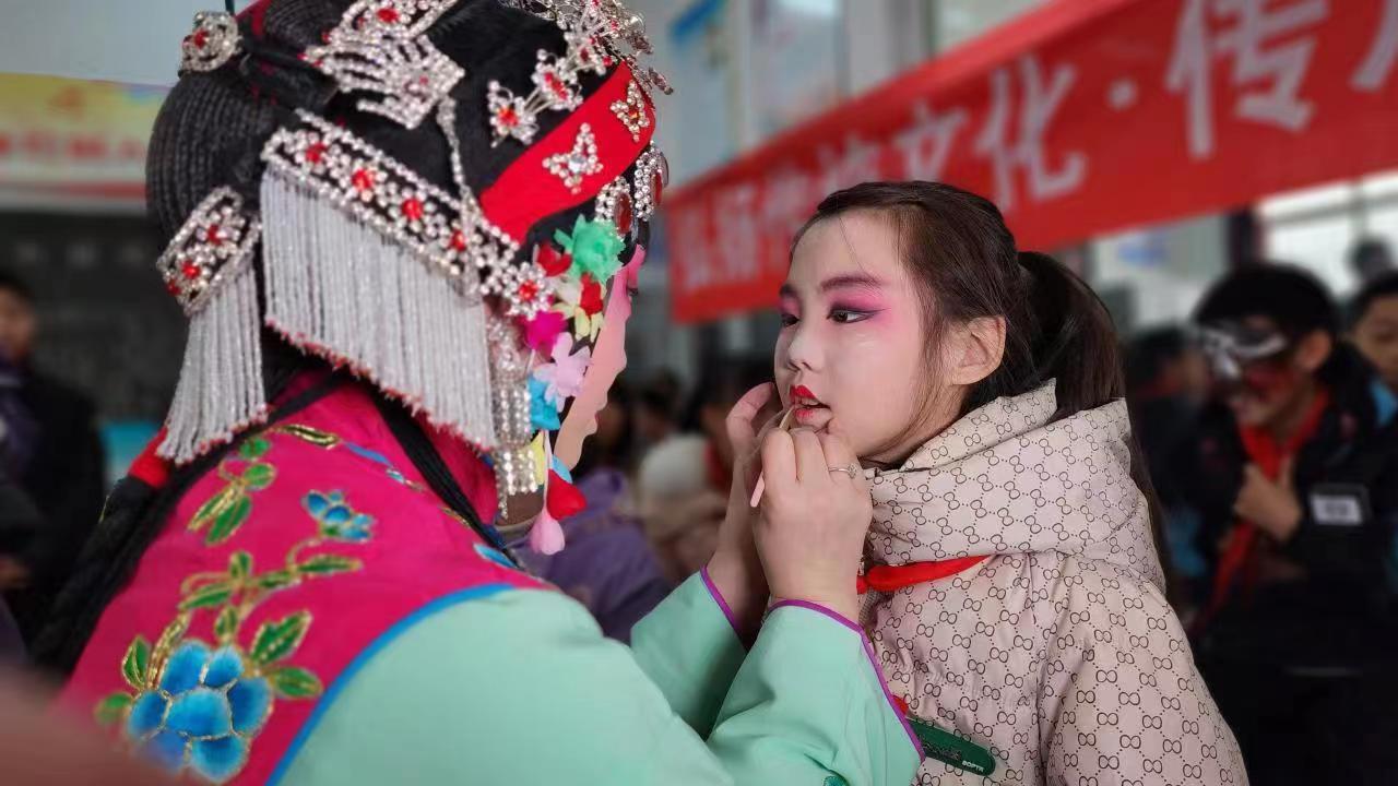 (原創)沉浸式體驗梨園魅力 石家莊市元氏縣開展傳統戲曲文化進校園活動_fororder_微信圖片_20230224170503