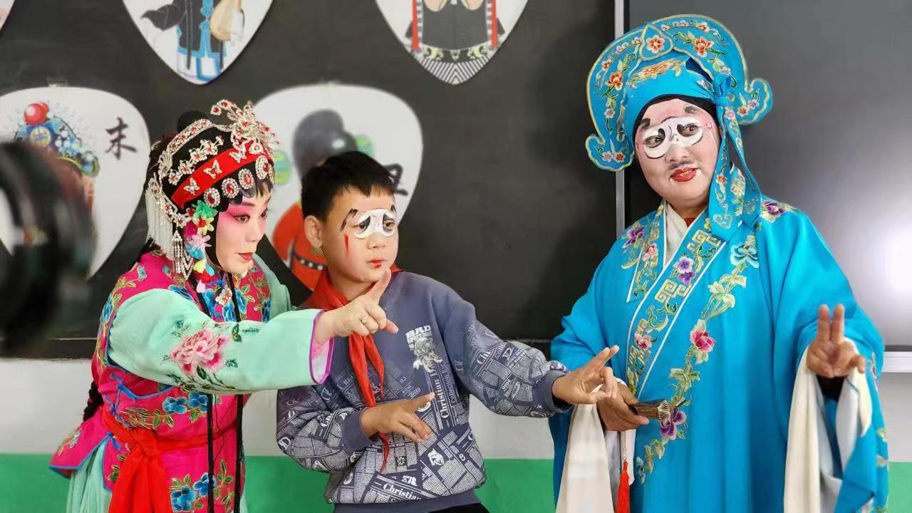 (原創)沉浸式體驗梨園魅力 石家莊市元氏縣開展傳統戲曲文化進校園活動_fororder_微信圖片_20230224170510