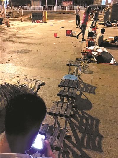 北京医院凌晨挂号“替身”：饮料瓶、小马扎排长队