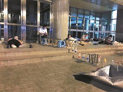 北京医院凌晨挂号“替身”：饮料瓶、小马扎排长队