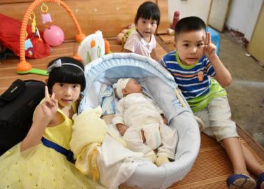 两百亲友贺寿 世界最长寿老人119岁了(图)