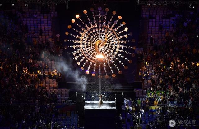 里约奥运圣火被“雨”浇灭？ 女演员惨被淋湿