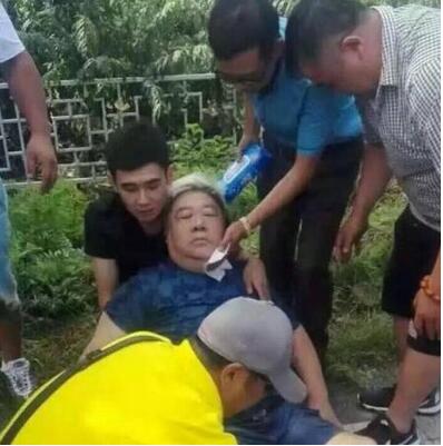 刘金山后半生恐坐轮椅 路旁果农称私家车违规停车