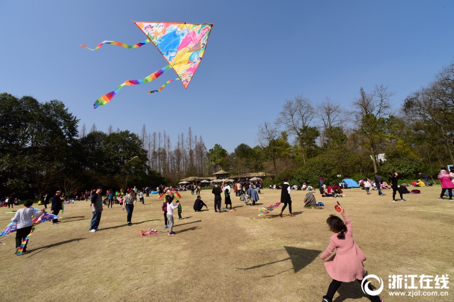 杭州晴天 西湖風箏飛滿天