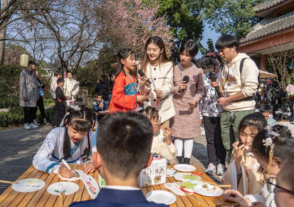 【转载】重庆：这场“樱花班会”充满“文艺范儿”