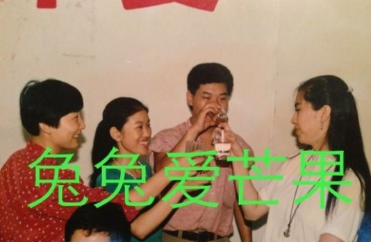 王祖贤回安徽老家探亲旧照曝光 笑起来好美(组图)