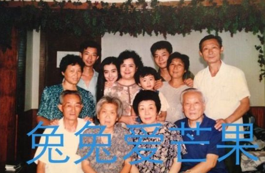 王祖贤回安徽老家探亲旧照曝光 笑起来好美_娱乐_腾讯网