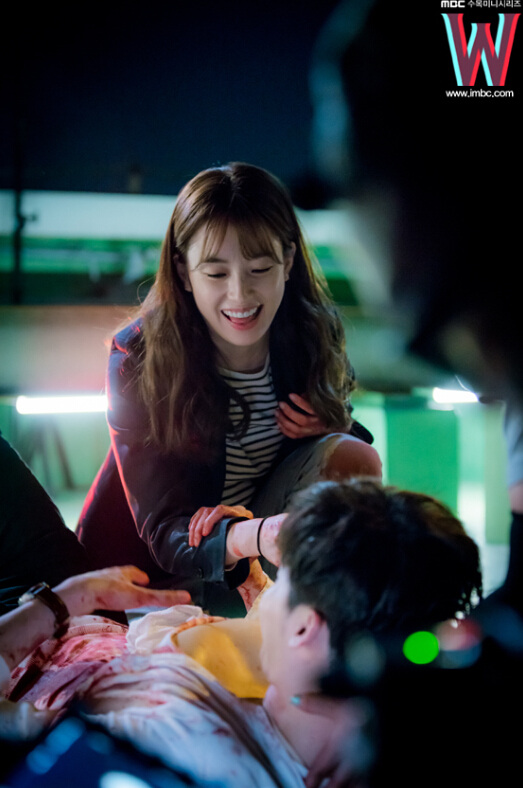 《w两个世界》花絮照汇总 李钟硕韩孝周片场有爱互动