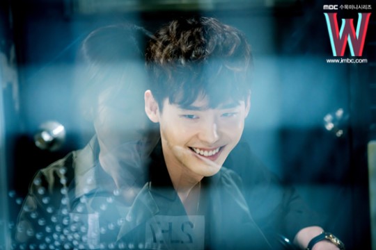 《W-兩個世界》花絮照匯總 李鐘碩韓孝周片場有愛互動【組圖】