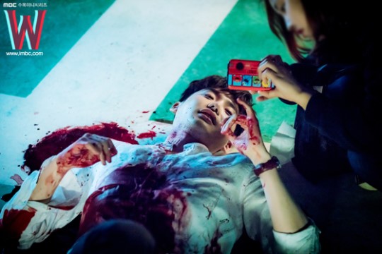 《W-兩個世界》花絮照匯總 李鐘碩韓孝周片場有愛互動【組圖】