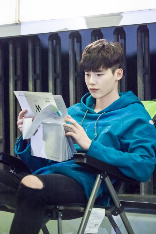 《w两个世界》花絮照汇总 李钟硕韩孝周片场有爱互动