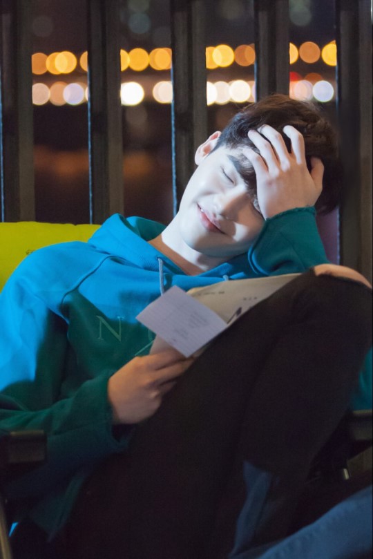 《w两个世界》花絮照汇总 李钟硕韩孝周片场有爱互动