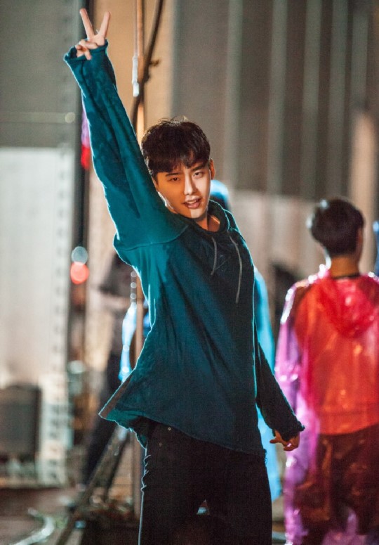 《w两个世界》花絮照汇总 李钟硕韩孝周片场有爱互动