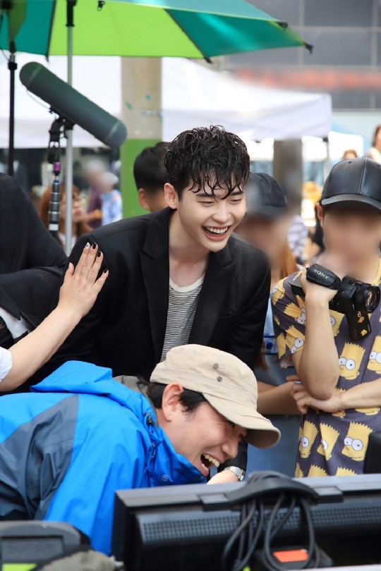 《w两个世界》花絮照汇总 李钟硕韩孝周片场有爱互动