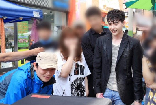 《W-兩個世界》花絮照匯總 李鐘碩韓孝周片場有愛互動【組圖】