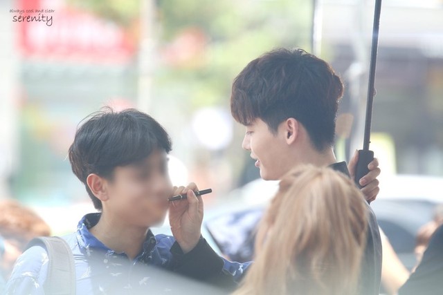 《W-兩個世界》花絮照匯總 李鐘碩韓孝周片場有愛互動【組圖】