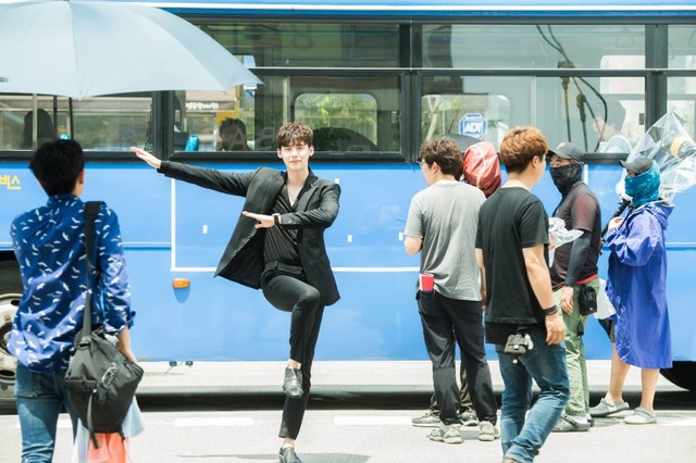 《W-兩個世界》花絮照匯總 李鐘碩韓孝周片場有愛互動【組圖】