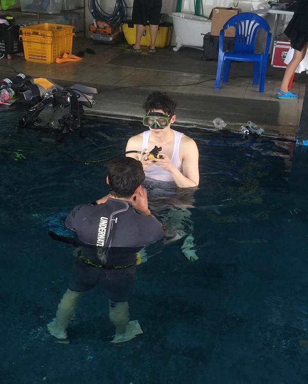 《W-兩個世界》花絮照匯總 李鐘碩韓孝周片場有愛互動【組圖】