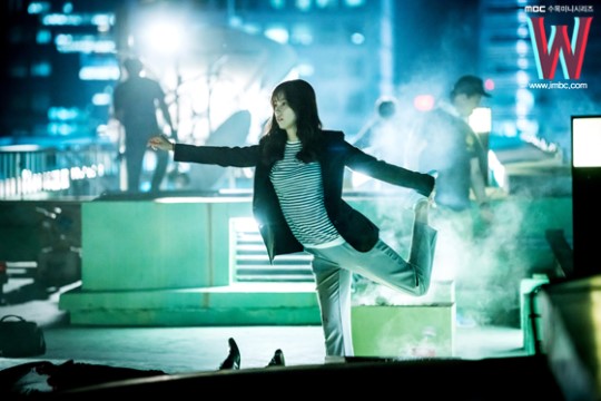 《W-兩個世界》花絮照匯總 李鐘碩韓孝周片場有愛互動【組圖】