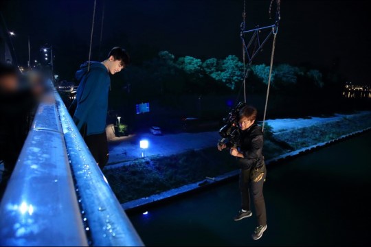 《W-兩個世界》花絮照匯總 李鐘碩韓孝周片場有愛互動【組圖】