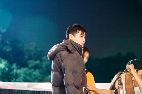 《W-兩個世界》花絮照匯總 李鐘碩韓孝周片場有愛互動【組圖】