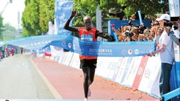 肯尼亞選手克裏斯托弗奪得上合昆馬男子全程馬拉松冠軍