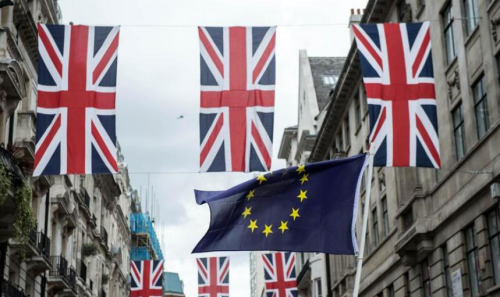 调查：英国脱欧公投两月后 申请外国护照者激增