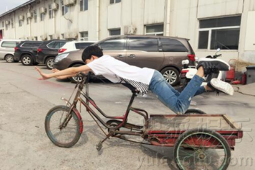 王源骑三轮车拍"大片" 网友:老司机带带我