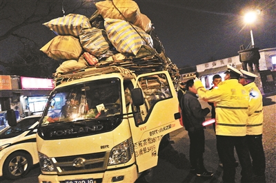 北京东城：连夜设卡排查高排放大货车
