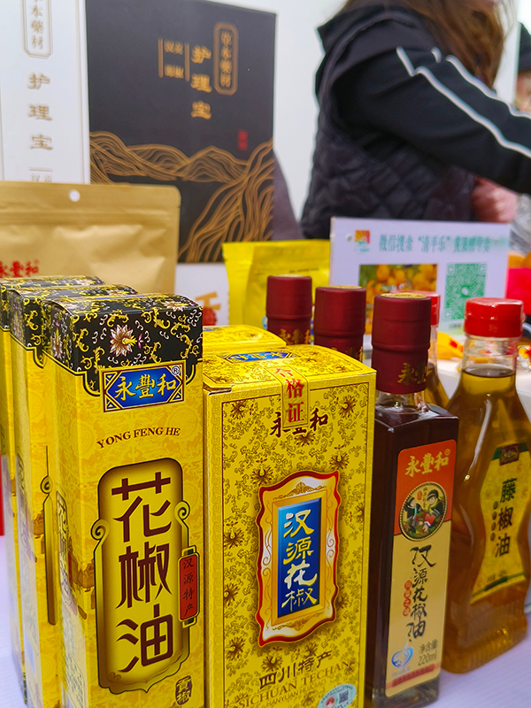 雅安汉源：乡村集市人气旺 展品丰富琳琅满目_fororder_乡村集市现场+摄影+张琬沁（2）