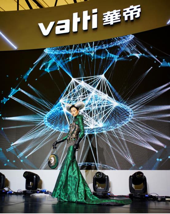 头顶烟囱?身披炉头?林更新玩cos,胡社光把厨电穿身上 头顶烟囱?身披炉头?林更新玩cos,胡社光把厨电穿身上