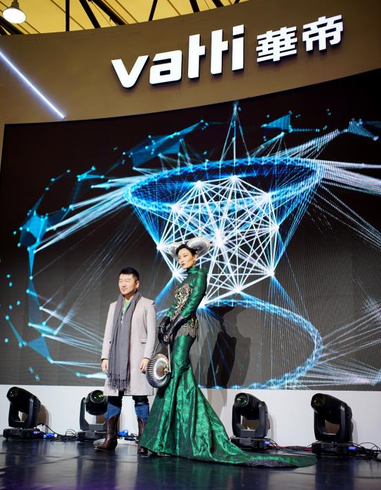 头顶烟囱?身披炉头?林更新玩cos,胡社光把厨电穿身上 头顶烟囱?身披炉头?林更新玩cos,胡社光把厨电穿身上