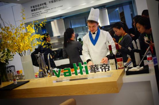 头顶烟囱?身披炉头?林更新玩cos,胡社光把厨电穿身上 头顶烟囱?身披炉头?林更新玩cos,胡社光把厨电穿身上