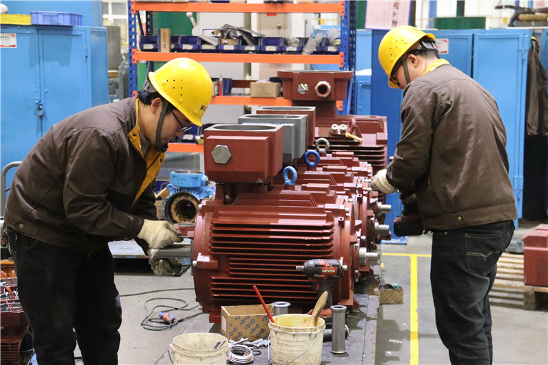 【春日“豫”新景】南陽市宛城區：企業生産忙 奮進全年紅_fororder_臥龍電氣南陽防爆集團股份有限公司宛城分公司員工操作現場