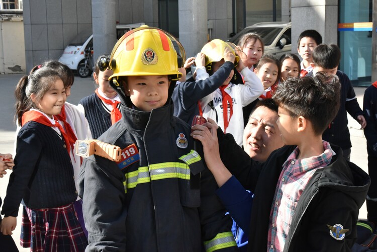 （原创）消防伴你“童”行 石家庄市裕华区科普教育基地“萌娃”零距离体验消防_fororder_4