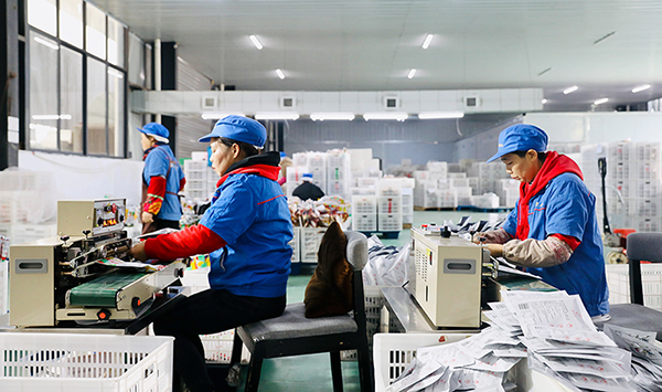 "烟火气"加速升腾 自贡贡井区消费市场强势回暖_fororder_4工人打包