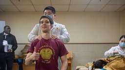超興奮！外國留學生在湖南組團體驗中醫魅力