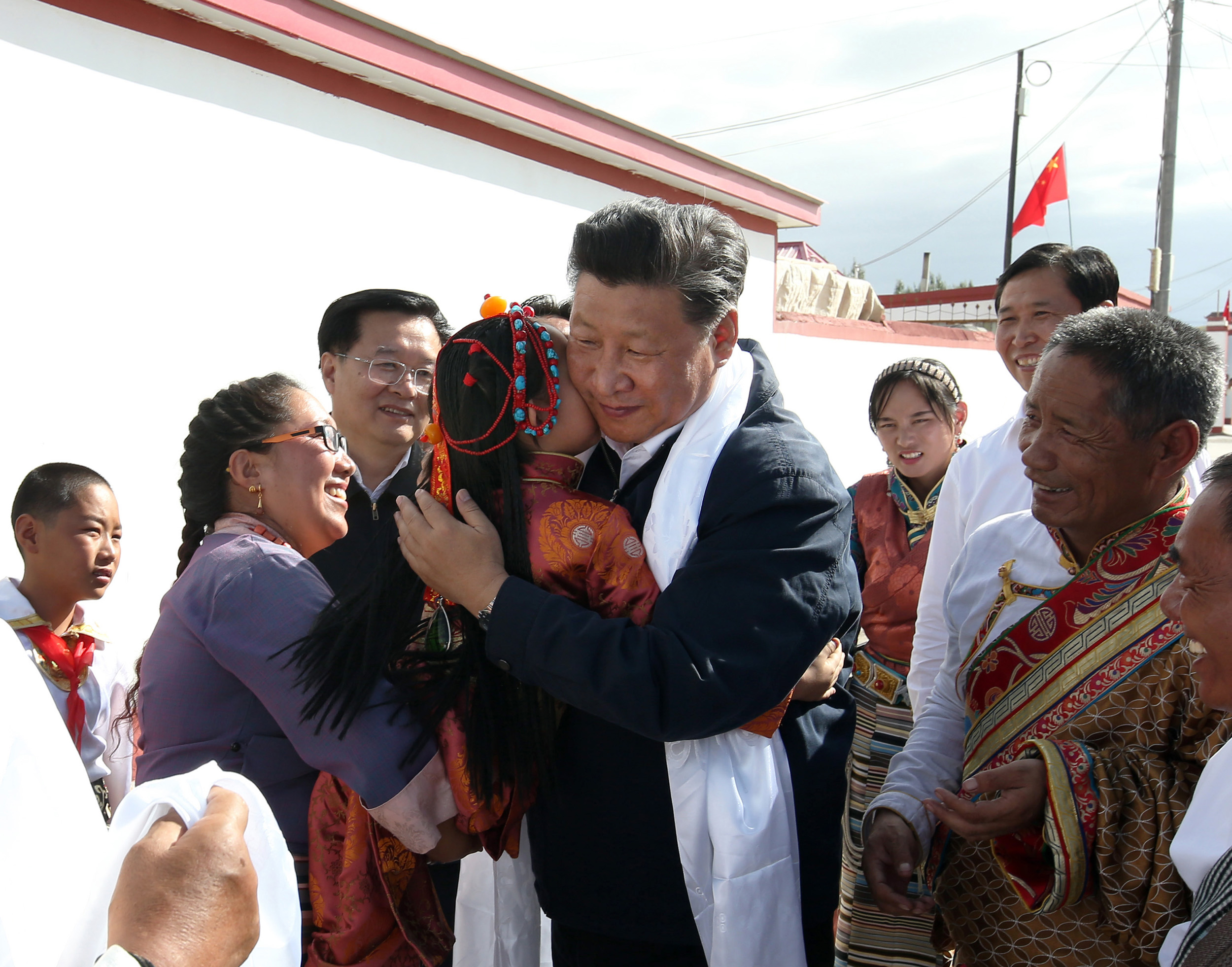 习总书记到长江源村同藏族同胞共话幸福生活(组图)